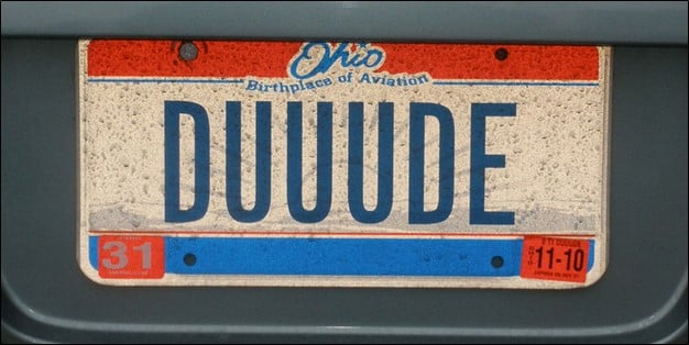 license plate that reads "DUUUDE"