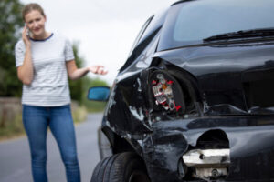 ¿Cómo afecta la negligencia en un accidente de auto a tu compensación? 