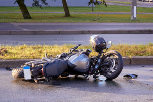 ¿Puedo seguir reclamando compensación si me culpan por mi accidente de moto en Atlanta?